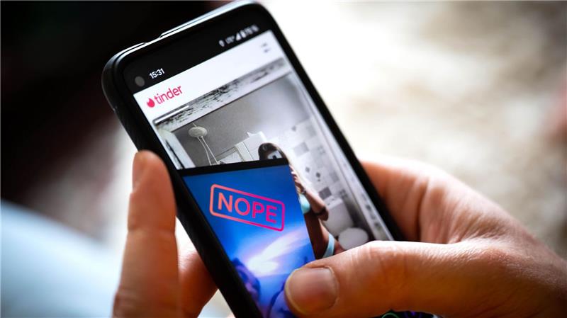 Das berühmte Swipen: die Dating-App Tinder auf einem Smartphone. (Archivbild)