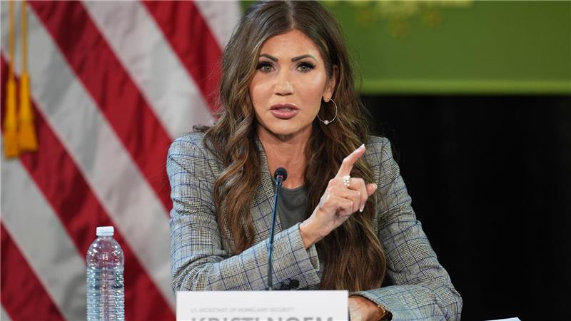 Das beste Weihnachtsgeschenk sei für „illegale Ausländer“ die Selbstabschiebung, wirbt US-Heimatschutzministerin Kristi Noem. 