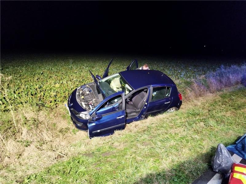 Das blaue Auto einer älteren Frau kommt rechts von der Fahrbahn ab. Foto: Feuerwehr Othfresen
