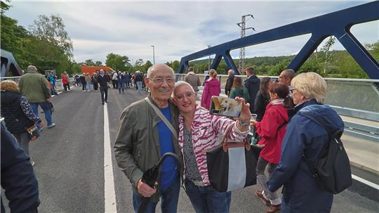Das blaue Wunder von Vienenburg: Nach knapp drei Jahren Straßensperrung ist die stählerne neue Okerbrücke frei.