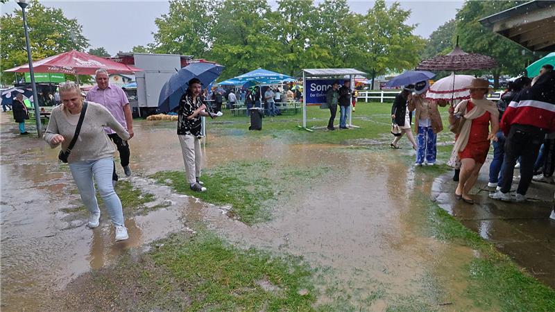 Das braucht kein Mensch: Am Sonntag versinkt die Anlage am Weißen Stein im Regen. Trotzdem kommen 5100 Besucher.