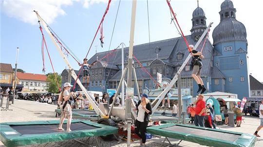 Das bunte Treiben auf dem Marktkirchenplatz lockt Klein und Groß an.