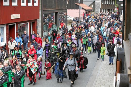 Das bunte Treiben zieht sich wie hier im Jahr 2018 quer durch den Ortskern von Altenau.  Foto: GZ-Archiv
