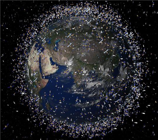 Das computergenerierte Bild der European Space Agency (ESA) zeigt Weltraummüll früherer Weltraummissionen, der neben intakten Satelliten um die Erde kreist.