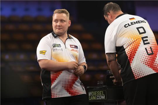 Das deutsche Darts-Duo Martin Schindler (l) und Gabriel Clemens bereiten sich auf ein Match vor.
