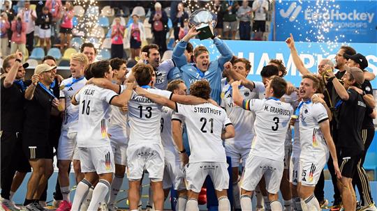Das deutsche Hockey-Team feiert den insgesamt neunten EM-Titel.