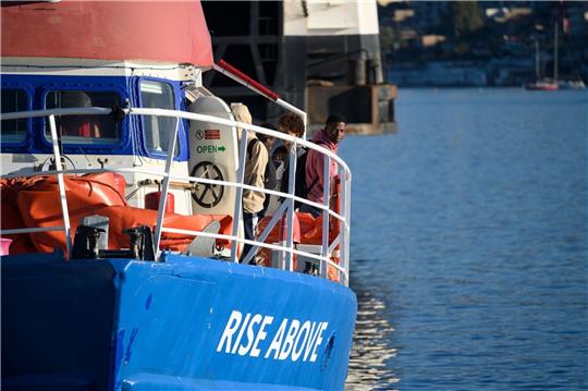 Das deutsche humanitären Schiff "Rise Above" soll im süditalienischen Gioia Tauro anlegen.