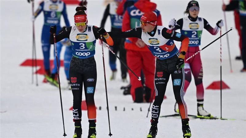 Norwegen zu stark: Kombi-Mixed erfüllt WM-Pflicht mit Silber Das deutschen Kombinierer-Team mit Jenny Nowak (l) und Julian Schmid holte Silber.
