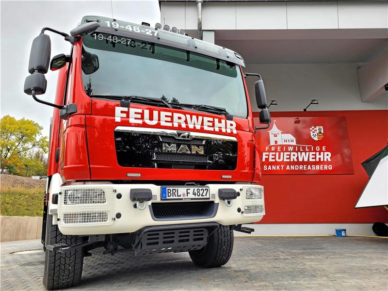 St. Andreasberger Feuerwehrhaus feierlich eröffnet Das ebenfalls noch relativ neue Hilfeleistungslöschfahrzeug der St. Andreasberger Wehr steht schon während der Bauphase und damit bereits etwas länger im neuen Gebäude – für die Eröffnungsfeier hat es die Feuerwehr vor dem Haus geparkt, wo es die Gäste unter die Lupe nehmen können. Foto: Exner