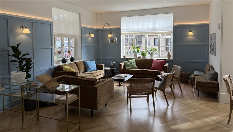 Das Foto zeigt eine Art Wohnzimmer mit Korbmöbeln.