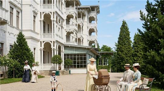 Das ehemalige Grandhotel Harzburger Hof verfügte über zahlreiche Balkone. Hier eine mittels Künstlicher Intilligenz erstellte Montage, basierend auf einer Postkarte um das Jahr 1900.