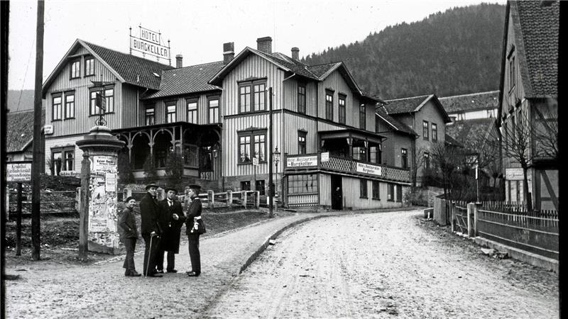 Unbekannte verwandeln ehemaliges Hotel in Drogen-Plantage Das ehemalige Hotel Burgkeller auf einer historischen Ansicht. Mittlerweile ist das Haus verfallen.