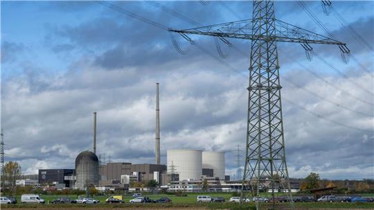 Das ehemalige Kernkraftwerk nach der Sprengung der Markanten Kühltürme. (Archivbild)