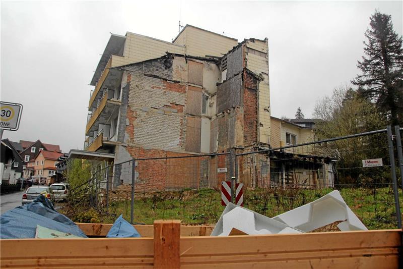Das ehemalige Kurhotel Rögener, das seit acht Jahren als Brandruine langsam verfällt, wird demnächst abgerissen. Auf dem Gelände sollen künftig exklusive Ferienwohnungen entstehen.  Foto: Eggers