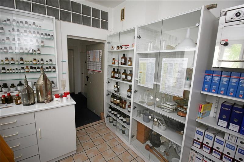 Das ehemalige Labor im Hinterzimmer bleibt erhalten und erinnert an die Apotheke, die es 199 Jahre lang an diesem Standort gegeben hat.