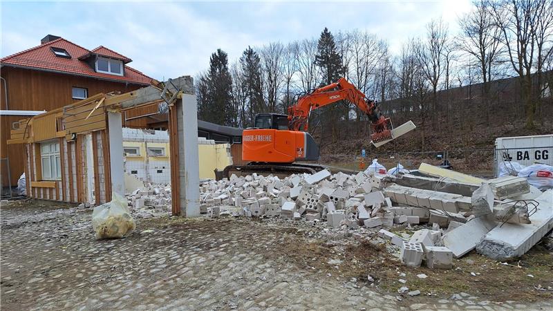 Clausthal-Zellerfeld: Warum Millionen in die neue Mensa fließen Ein Bagger reißt ein Gebäude neben der Stadtbibliothek ab.