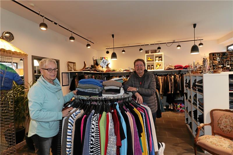 Kolpingladen in Schladen feiert zehnten Geburtstag Das ehrenamtliche Team des Kolpingladen Schladen leiten Gabriele und Hans-Peter Koch. 24 Helfer unterstützen sie. Foto: Jambrek