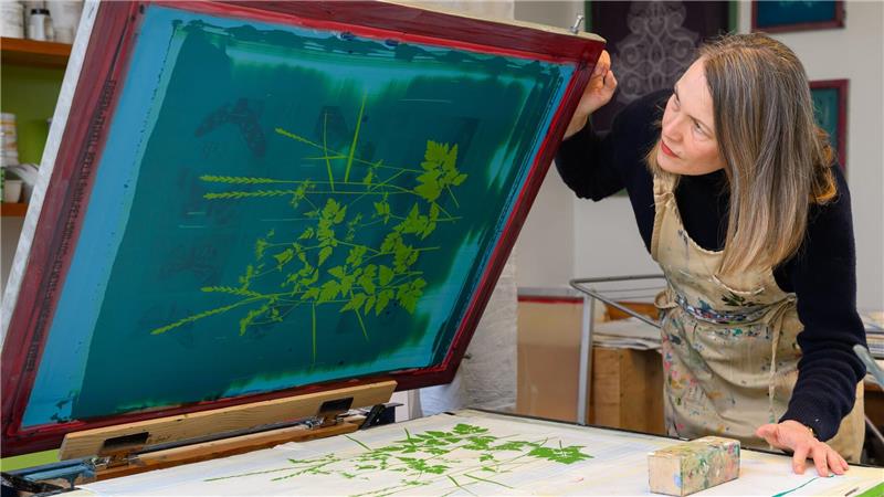 Botanik trifft Handwerk: Die neue Sehnsucht nach Naturkunst Das eigentliche Bedrucken eines Tuchs benötigt nur wenige Schritte.