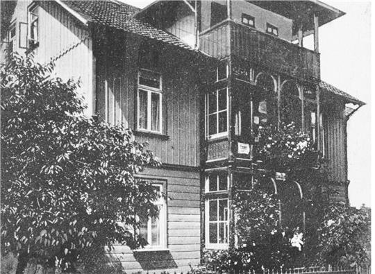Das einstige Haus Bues – die heutige Villa Charlotte – abgebildet auf einer alten Postkarte. Foto: Privat