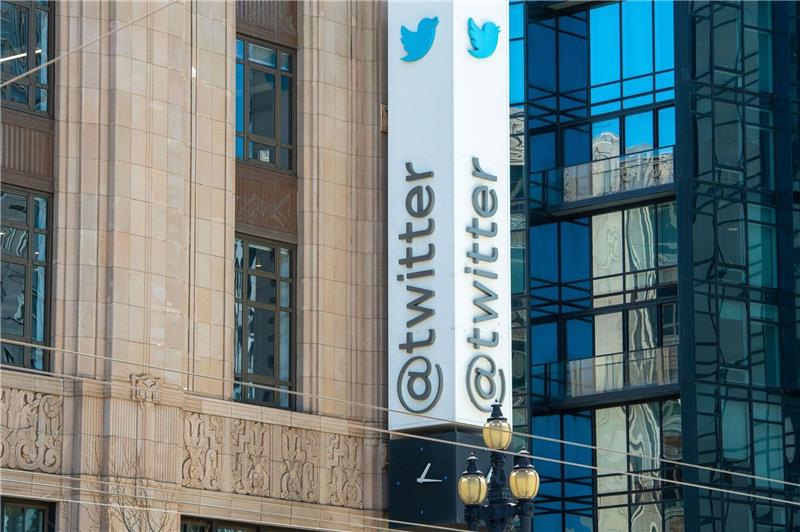 Ex-Twitter-Manager wollen bei Musk Millionen einklagen Das einstige Logo von Twitter ist auf dem Hauptquartier des Kurznachrichtendienstes zu sehen.