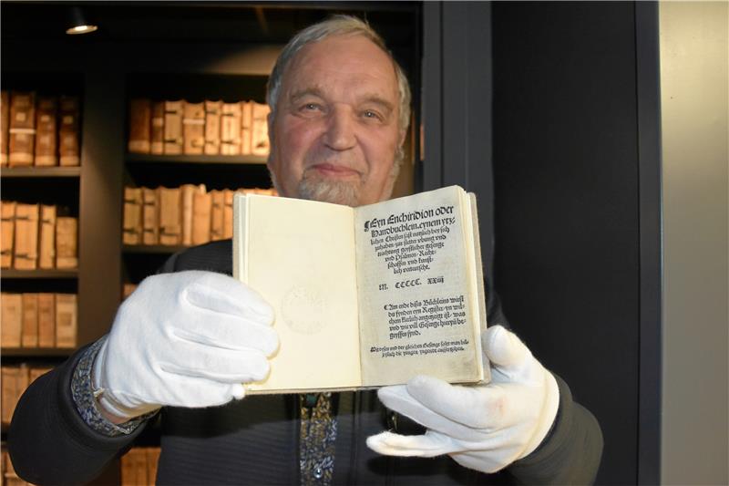 500 Jahre evangelisches Gesangbuch: Das Original liegt in Goslar Das einzige noch existierende Exemplar des ersten evangelischen Gesangbuchs: Helmut Liersch stellt das „Enchiridion“ aus dem Jahr 1524 vor. Foto: Hartmann