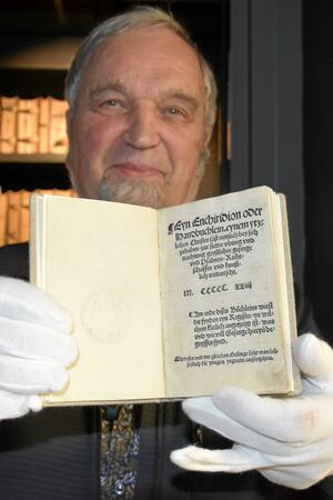 Goslarer Gottesdienst ist am Reformationstag bundesweit zu sehen Das einzige noch existierende Exemplar des ersten evangelischen Gesangbuchs: Ex-Propst Helmut Liersch hält das „Enchiridion“ aus dem Jahr 1524 in Händen.