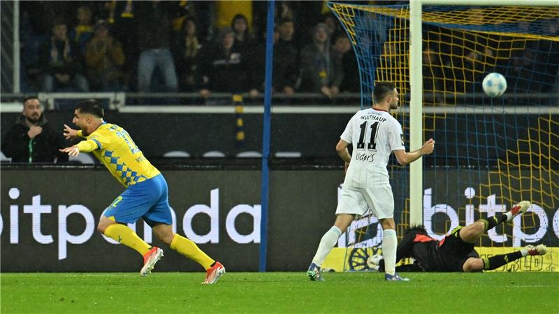 Das entscheidende Tor in der Relegation: Braunschweigs Fabio Di Michele Sanchez trifft gegen seinen Ex-Club Saarbrücken. (Archivbild)