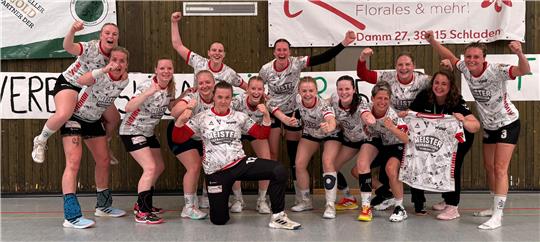 Gruppe von 14 Frauen in Sportkleidung posiert in einer Sporthalle vor einer Wand mit Bannern