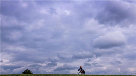 Das erste Adventswochenende zeigt sich überwiegend grau bei milden Temperaturen und gebietsweise Regen. (Symbolbild)