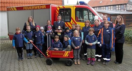 Das erste Gruppenfoto der Werlaburgdorfer „Löschadler“: Sie stellen sich hinter ihrem neuen Einsatzfahrzeug auf, den Bollerwagen.  Fotos: Hohaus