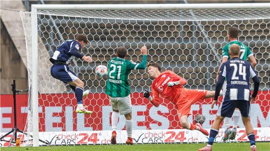 Das erste Heimtor im vierten Heimspiel: Sebastian Grönning erzielt das 1:0 gegen Preußen Münster.