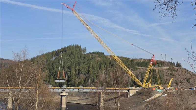 Oberharz: Wie die Bramkebrücke Stück für Stück verschwindet Das erste Segment der Bramkebrücke wird entfernt.