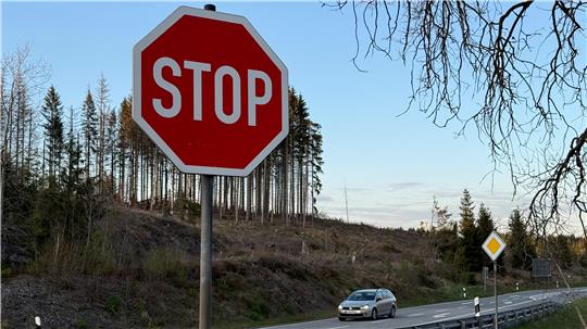 Das erste Stoppschild von Braunlage aus steht an der Kreuzung der B4/B242 Richtung Tanne, beziehungsweise Hohegeiß.