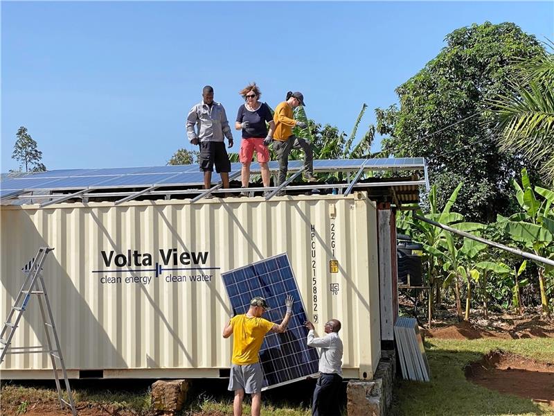 Power aus Goslar für die Fischer am Viktoriasee in Afrika Das erste von Voltaview gebaute Powerhouse ist an einer Schule in Bukoba, im Norden Tansanias, in Betrieb genommen worden. Foto: Privat