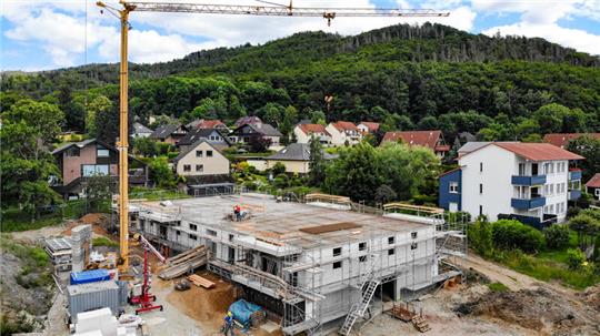 Das erste von insgesamt fünf neuen Mehrfamilienhäusern an der Bodestraße soll in weniger als einem Jahr bezugsfertig sein.