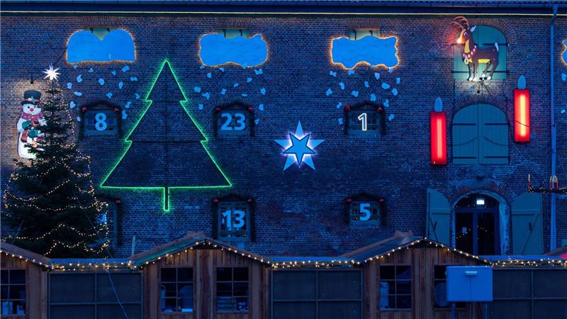 Das festlich beleuchtete Packhaus, mit der beleuchteten Zahl „1“ am Hafen in Tönning. Das im Jahr 1783 erbaute Backsteingebäude gilt in der Vorweihnachtszeit als der längste Adventskalender der Welt.