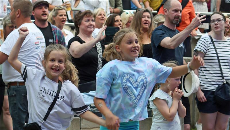 Das fetzt: Auch die junge Generation weiß musikalisch mit der Neuen Deutschen Welle offenkundig etwas anzufangen.