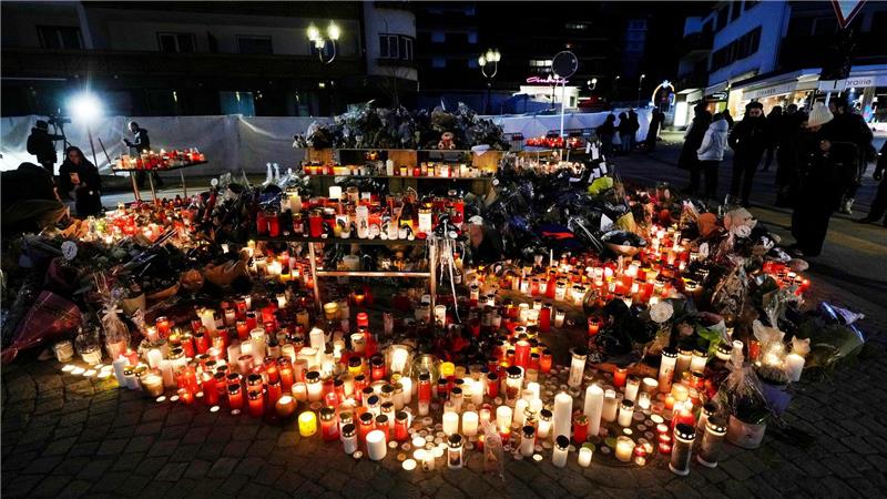 Das französische Blatt „Charlie Hebdo“ erntet für eine Karikatur zu der Brandkatastrophe in der Schweiz heftige Kritik. (Archivbild)