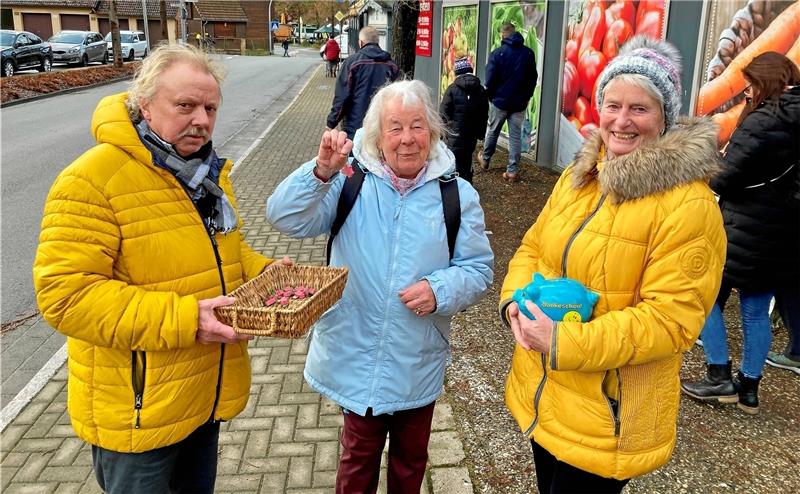 Das gelbe Doppel: In Altenau verkaufen Karl-Heinz Ehrenberg und Jutta Obst (beide SPD) die GZ-Ferkel.  Foto: Privat