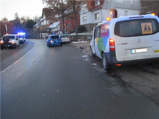 Das geparkte Auto wurde durch die Wucht des Aufpralls nach vorne geschoben. Beide Fahrzeuge mussten abgeschleppt werden. Foto: Polizei