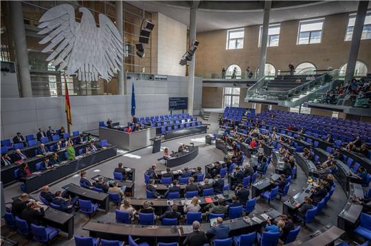 Das geplante «Deutschlandticket» ist mit einem Einführungspreis von 49 Euro im Monat zum 1. Mai geplant - die Finanzierung soll heute im Bundestag beschlossen werden.