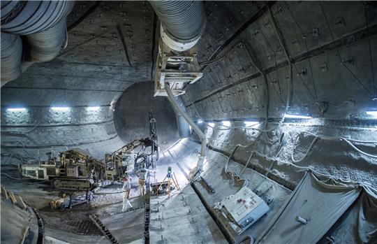 Das geplante Endlager Schacht Konrad in Salzgitter, ein altes Bergwerk, ist mit bis zu 1000 Metern eine der tiefsten Baustellen Deutschlands. Bis zu 1000 Menschen arbeiten hier. Foto: picture alliance / Silas Stein/dpa