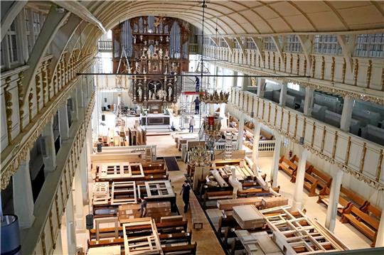 Das gesamte Kirchenschiff wird nach Lieferung von Ladung eins zum Lagerraum für Orgelelemente.  Fotos: Neuendorf/Potthast