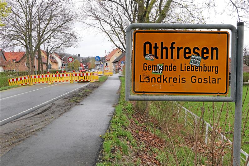 Das geteilte Dorf: Auf öffentlichen Wegen kommen nur Fußgänger und Radfahrer – wenn sie absteigen – von Othfresen nach Posthof und wieder zurück. Foto: Gereke