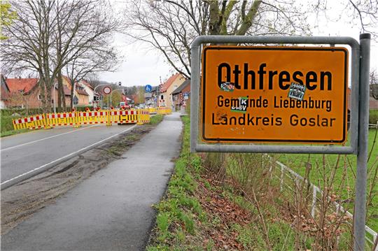 Das geteilte Dorf: Auf öffentlichen Wegen kommen nur Fußgänger und Radfahrer – wenn sie absteigen – von Othfresen nach Posthof und wieder zurück. Foto: Gereke