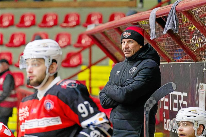 Eishockey: Trainer Potac will an der Bande stehen Das gewohnte Bild. Der Trainer der Harzer Falken, Jozef Potac, betreut das Team direkt am Eis. Das möchte er auch am heutigen Freitag gegen den ECW Sande. Foto: Frank Drechsler