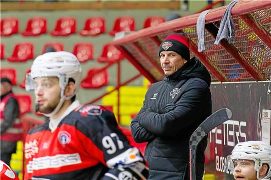 Das gewohnte Bild. Der Trainer der Harzer Falken, Jozef Potac, betreut das Team direkt am Eis. Das möchte er auch am heutigen Freitag gegen den ECW Sande. Foto: Frank Drechsler