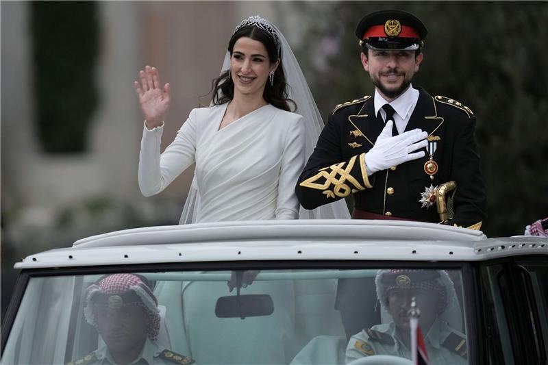 Kronprinz Hussein hat geheiratet: Jordanien feiert Das glückliche Brautpaar: Kronprinz Hussein bin Abdullah und Radschwa Al Saif fahren in einem offenen Wagen durch Amman.