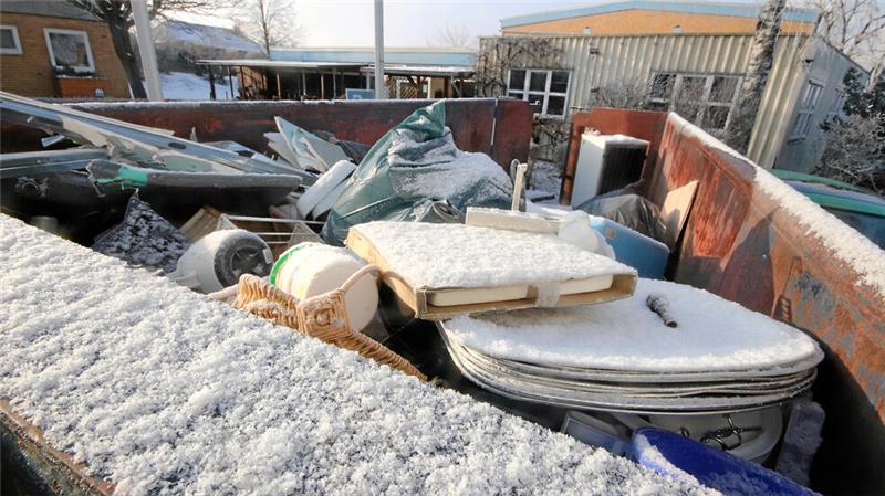 Das große Aufräumen im Haus Hagenberg läuft: Alles, was weg kann, landet in Containern. Rechts im Hintergrund ist Haus 2 zu sehen, das einem Neubau weichen muss.