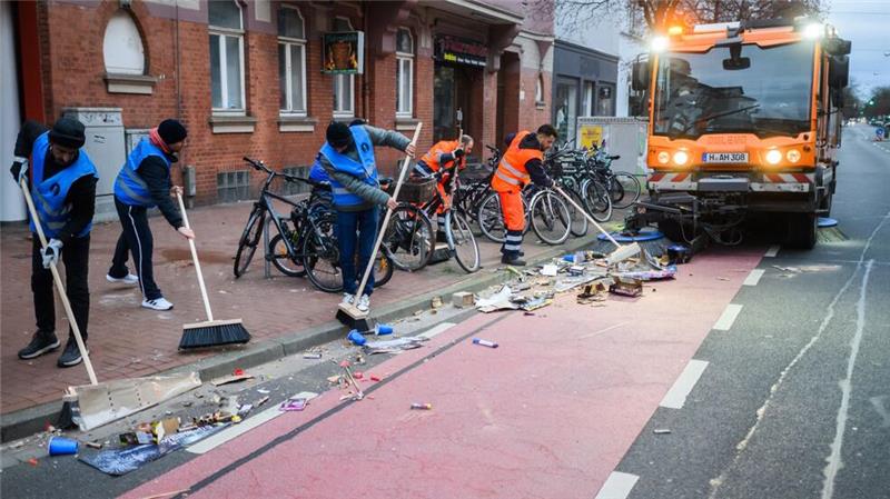 Das große Aufräumen nach der Silvesterparty läuft.